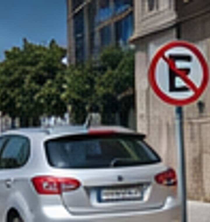 Vehículo ficticio junto a una señal de estacionamiento prohibido